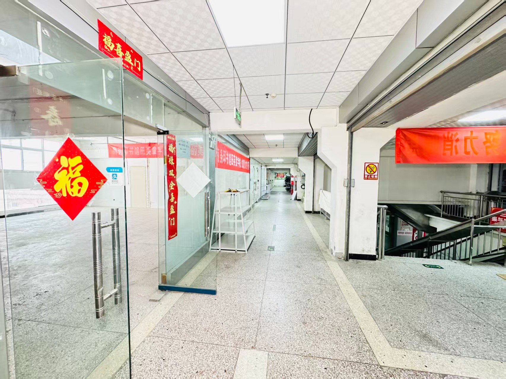 地久艳阳天灵活办公空间，满足企业不同发展阶段需求 ✨ 商业配套完善，助力企业快速成长 ✨ AI产业资源链接，共建创新生态 ✨ 办公、展示、运营一体化空间  现在入驻，抢占AI产业发展新赛道！