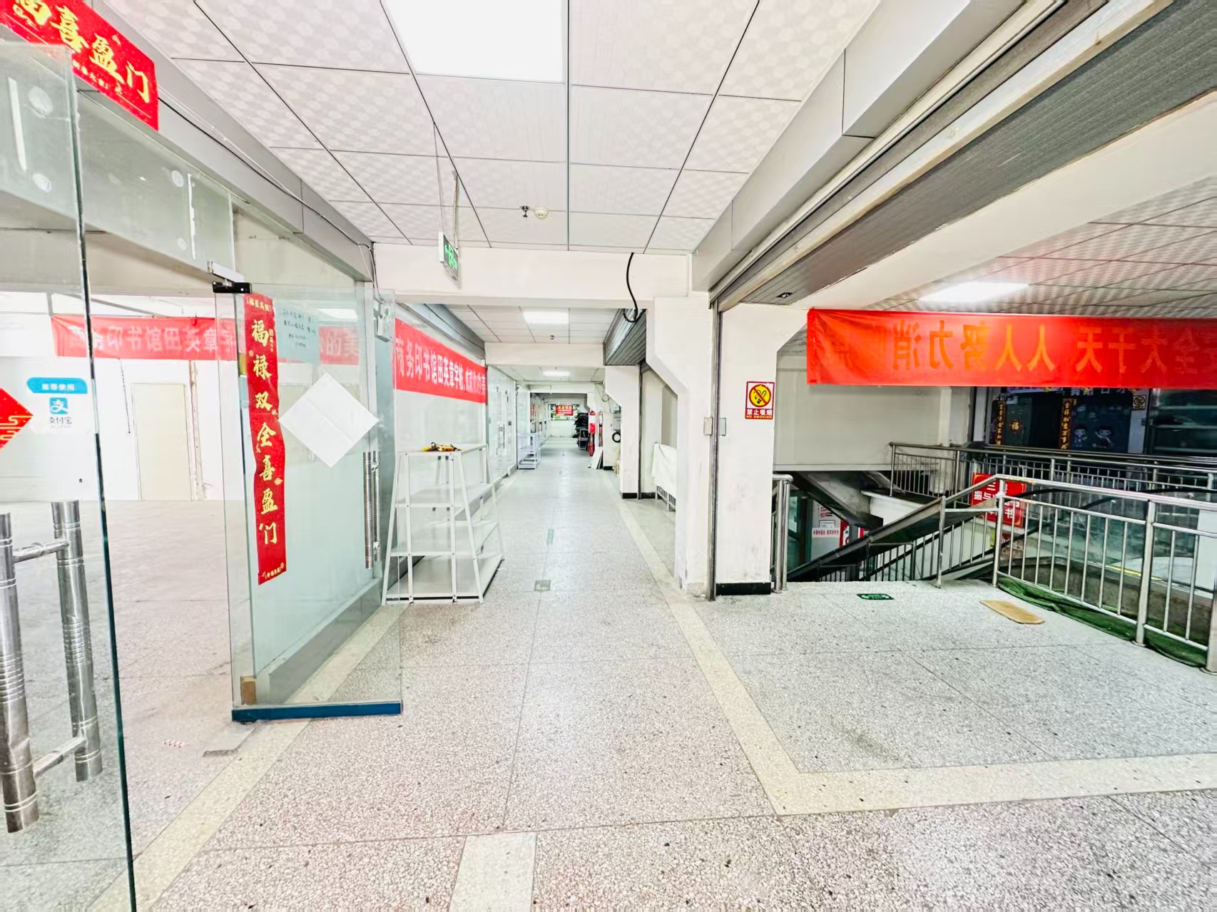 地久艳阳天引入人工智能技术应用场景，推动AI与商业、零售、电商、企业服务等领域融合发展。